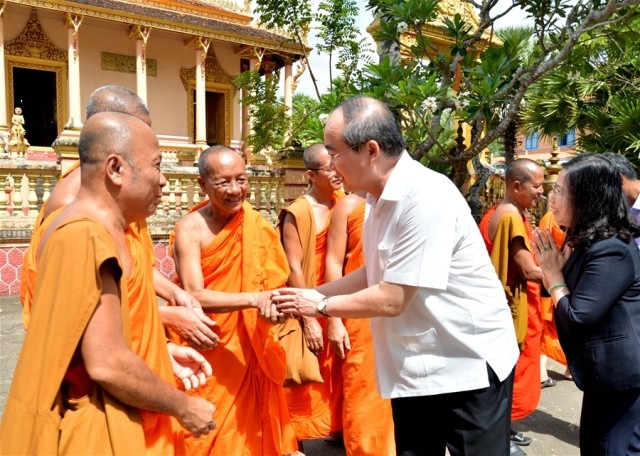 Chủ tịch Trung ương MTTQVN Nguyễn Thiện Nhân chúc tết sư sãi, đồng bào Khmer - ảnh 1